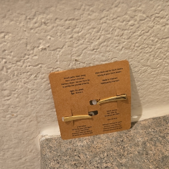 Each White and Gold Flower Hair Clips Nwt - Picture 3 of 3